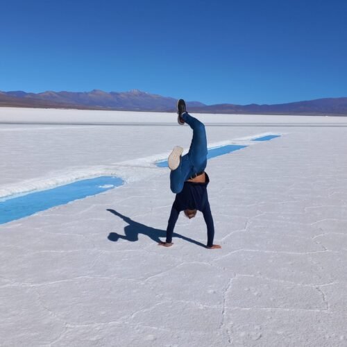 Paisaje blanco de las Salinas Grandes en Jujuy