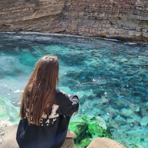turista en las aguas termales turquesa