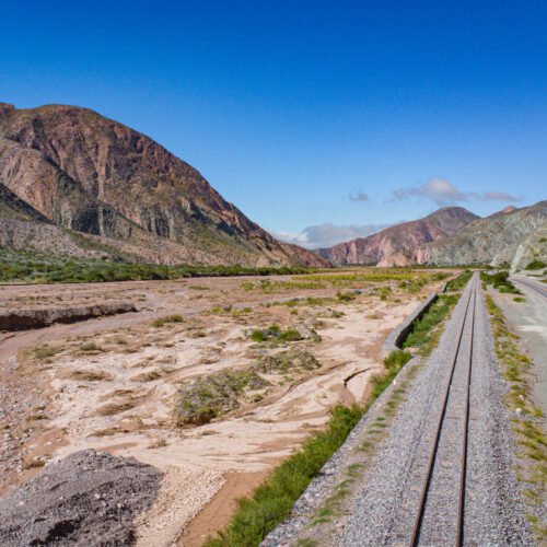 Vista desde el tren a los cerros