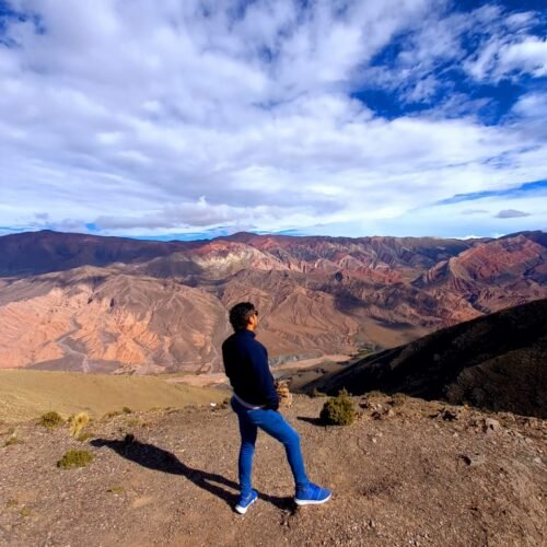 turista en mirador El Hornocal Humahuaca