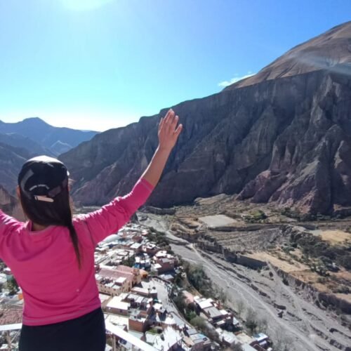 vista panorámica del pueblo de Iruya colgado en la montaña