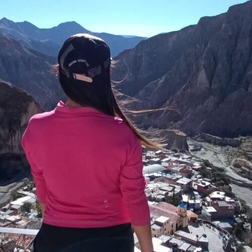 turistas desde mirador de Iruya