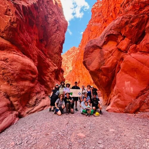 Sendero rojo en Uquía rodeado de formaciones rocosas