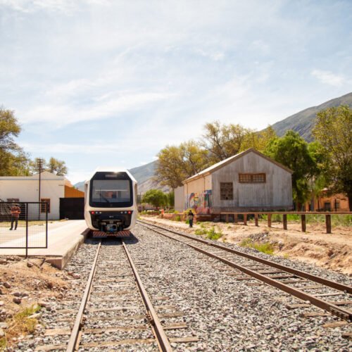 Tren Solar de la Quebrada en movimiento entre cerros
