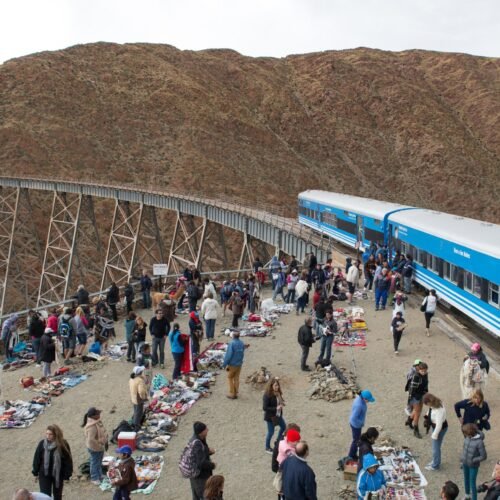 Tren a las Nubes cruzando el Viaducto La Polvorilla