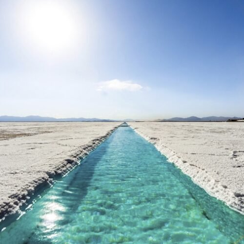 Paisaje blanco de las Salinas Grandes en Jujuy